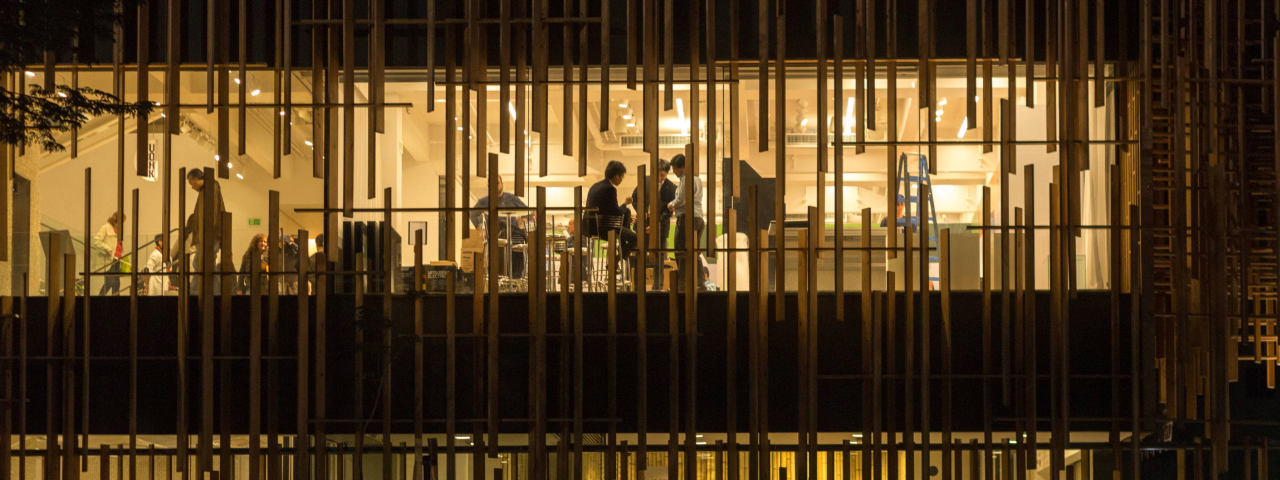 Fachada moderna do prédio da Japan House na Avenida Paulista, destacando sua arquitetura inovadora