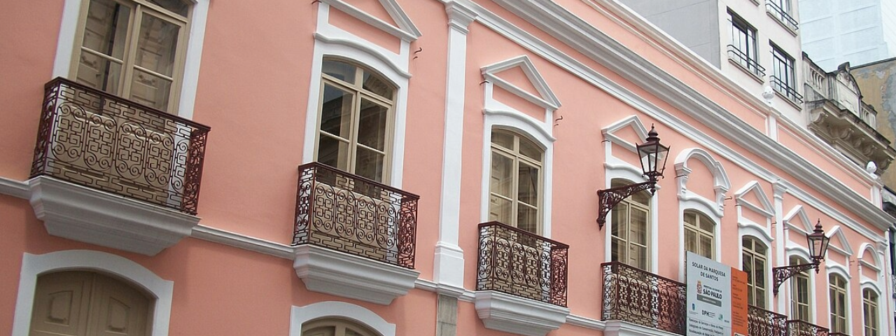 Fachada rosa do Solar da Marquesa de Santos, uma construção histórica e charmosa no centro de São Paulo