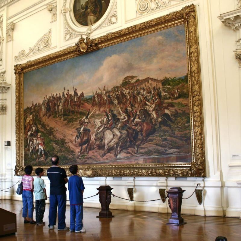 Turistas admirando uma obra exposta no Museu do Ipiranga, símbolo da história da Independência do Brasil