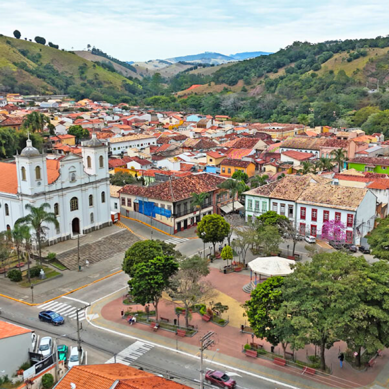 Vista aérea do centro histórico de São Luiz do Paraitinga, com suas casas coloniais coloridas e ruas de paralelepípedo