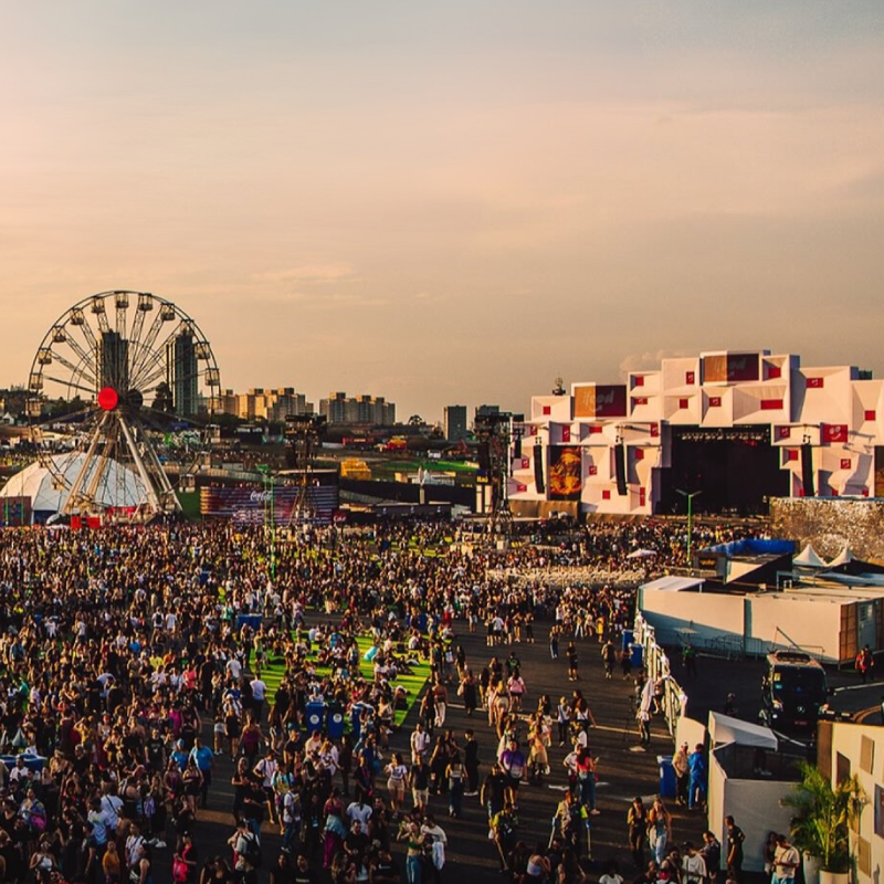 Festival The Town em Interlagos, com o palco principal e a roda gigante ao fundo em meio ao público