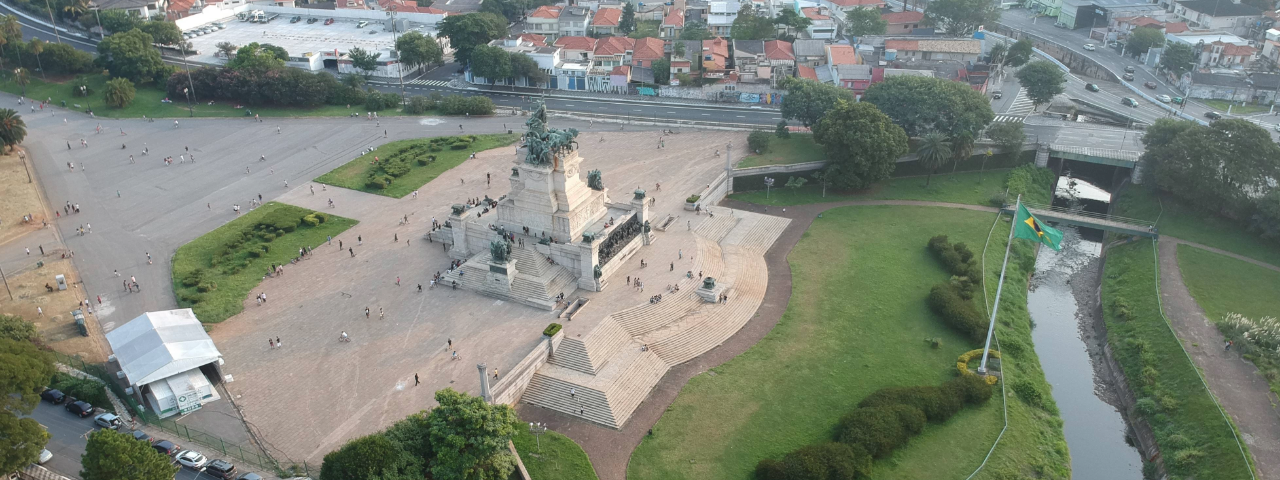 Vista aérea do Monumento da Independência no Parque da Independência, cercado de paisagens verdes