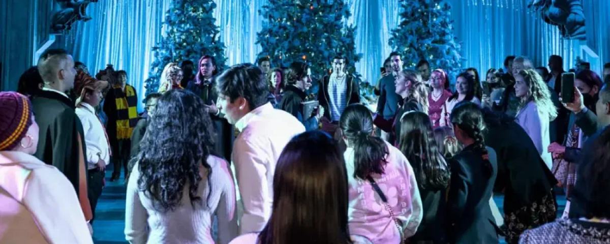 Parte da experiência do evento Harry Potter™: Um Grande Baile Tribruxo, com decoração temática e figurino mágico