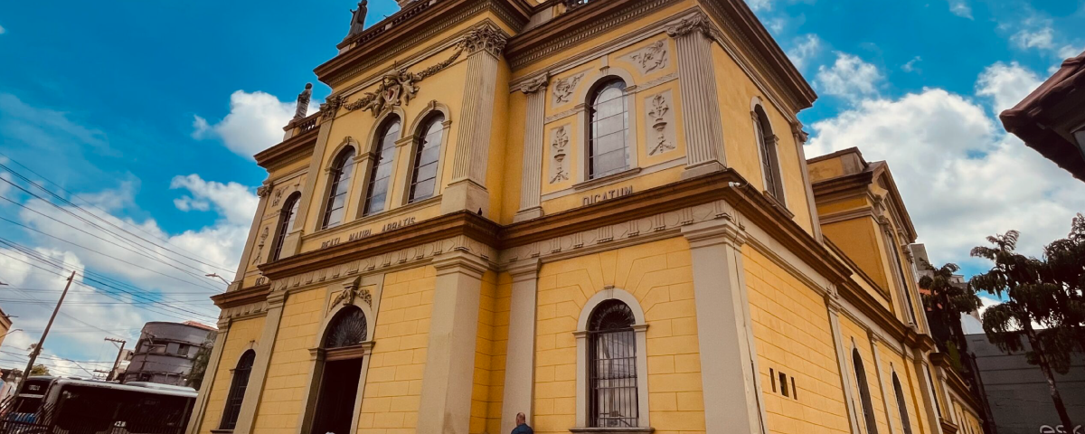 Detalhe da fachada da Catedral de Santo Amaro, com sua arquitetura de estilo clássico e histórico