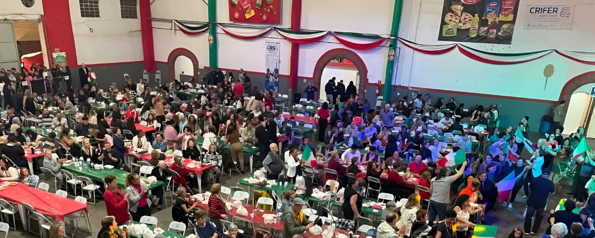 Pessoas celebrando a Festa de San Gennaro na Mooca, com comida típica e música italiana