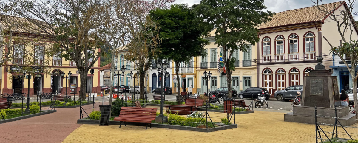 Praça central do centro histórico de São Luiz do Paraitinga, cercada por igrejas e construções típicas da época colonial