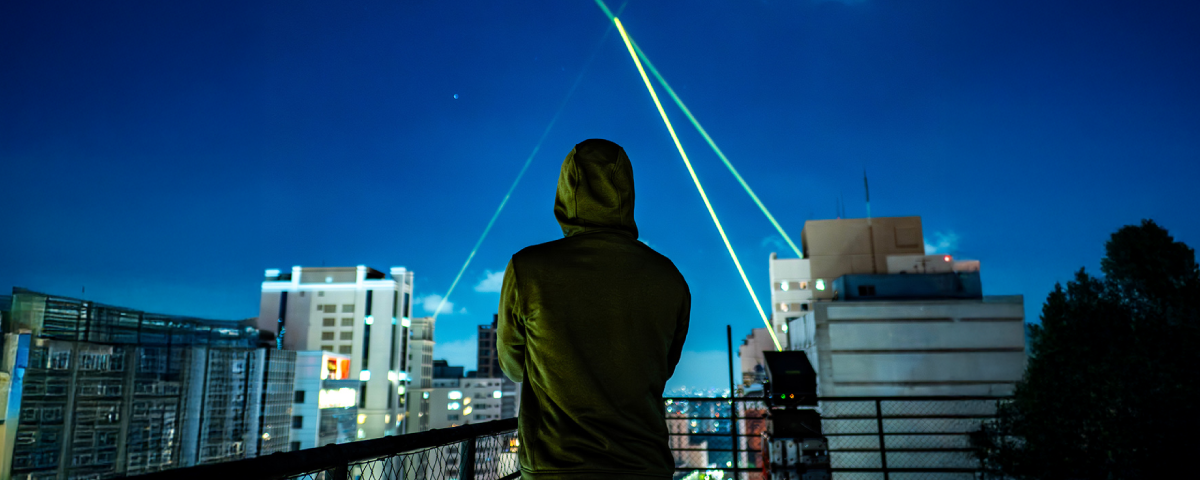 Pessoa observando o festival de luzes, um evento que encanta com efeitos visuais e atmosferas mágicas