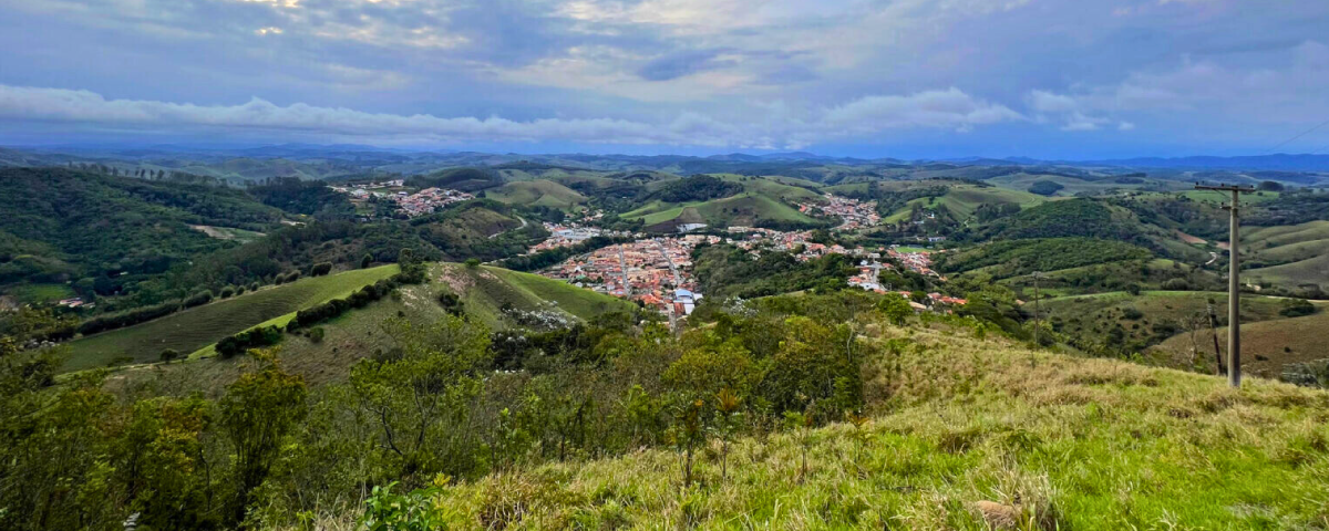 Vista das montanhas a partir do Mirante da Torre, oferecendo uma paisagem incrível em São Luiz do Paraitinga