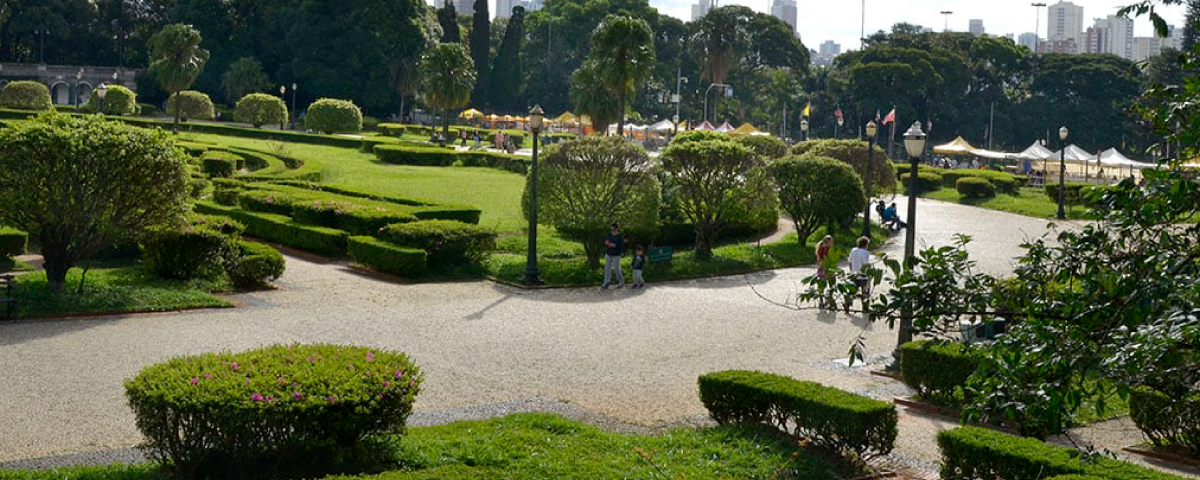 Jardim do Parque da Independência, com sua paisagem harmoniosa que emoldura a história brasileira