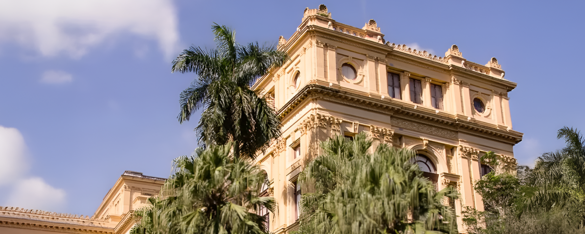 Parte do Museu do Ipiranga com sua imponente arquitetura histórica, um dos marcos culturais de São Paulo