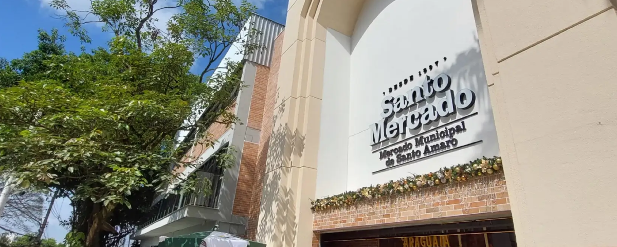 Fachada do Santo Mercado de Santo Amaro, um espaço que reúne gastronomia e cultura paulistana