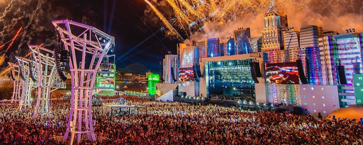 Festival The Town com um palco iluminado durante uma apresentação, cercado por um público animado