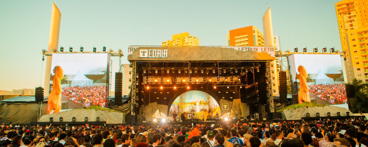 Plateia no Coala Festival assistindo a uma apresentação, com o palco ao fundo e uma energia vibrante