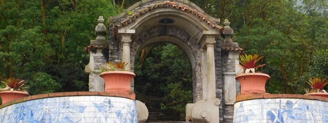 Padrão do Lorena, monumento na Estrada Velha de Santos em comemoração ao centenário da Independência do Brasil