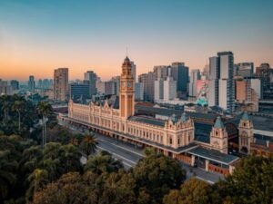 imagem mostra construção da estação da Luz vista do alto