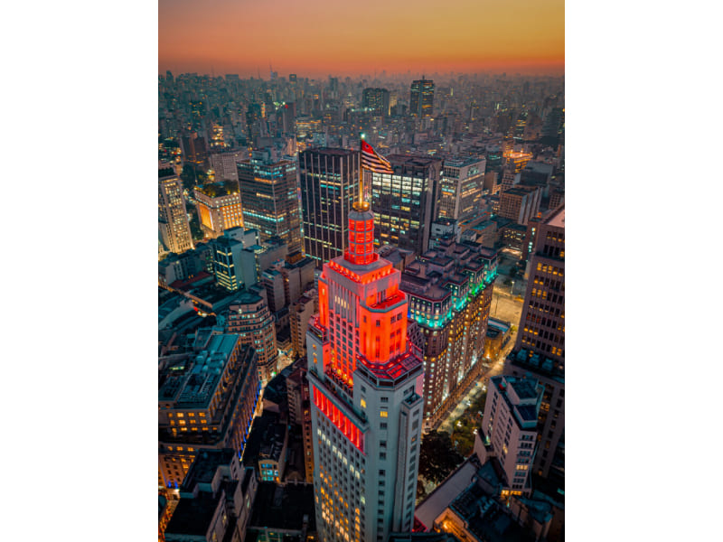 imagem mostra o prédio do Farol Santander visto do alto a noite