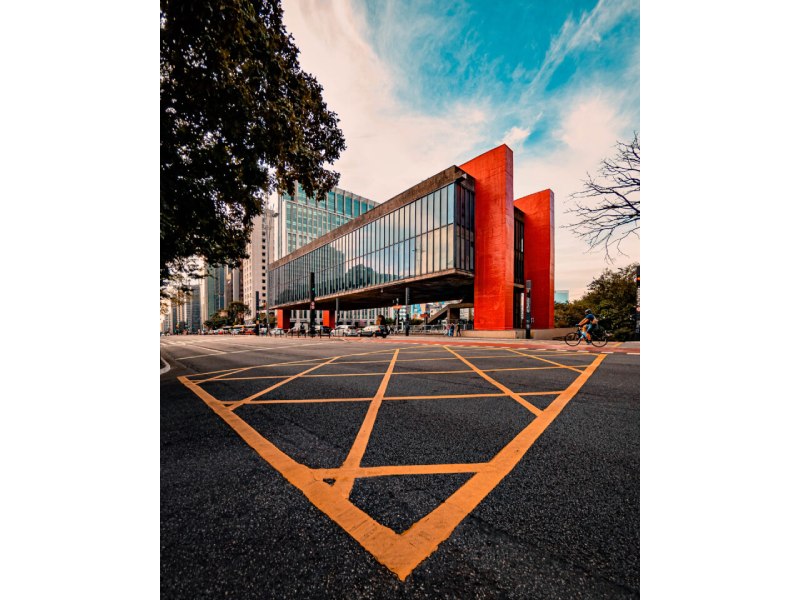 imagem mostra prédio do masp e pista da avenida Paulista com faixas amarelas
