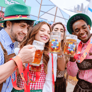 imagem mostra pessoas tomando cerveja na Oktoberfest