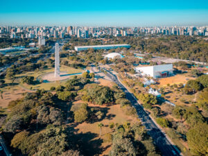 imagem mostra vista aérea do parque ibirapuera e prédios da cidade ao fundo