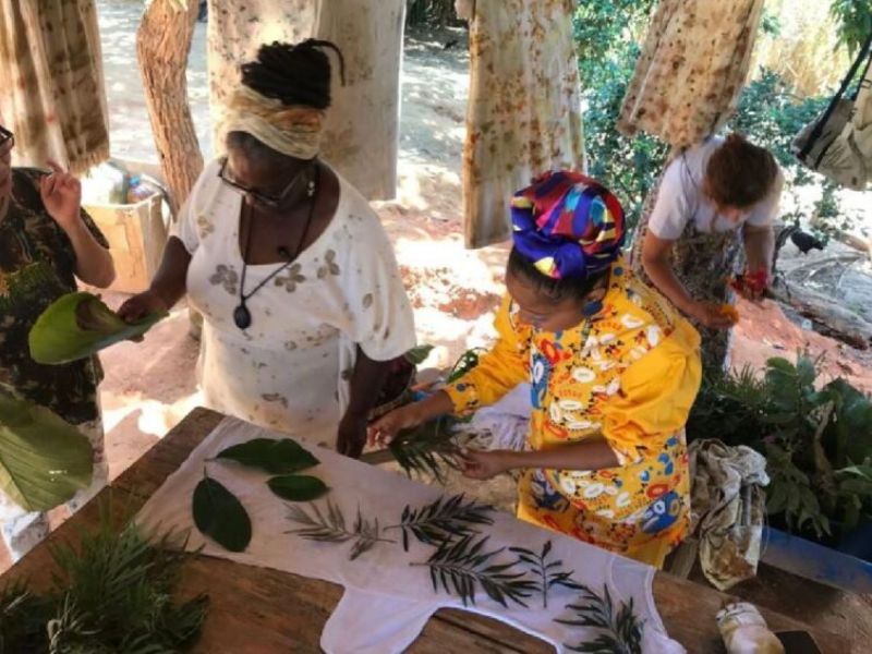imagem mostra quatro mulheres fazendo artesanato no quilombo Cafundó