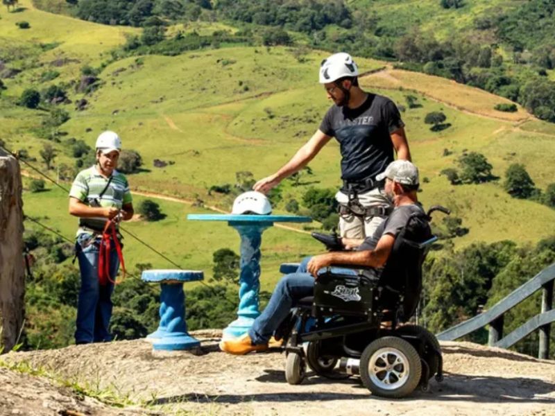 imagem mostra cadeirante se preparando para fazer tirolesa na cidade de Socorro