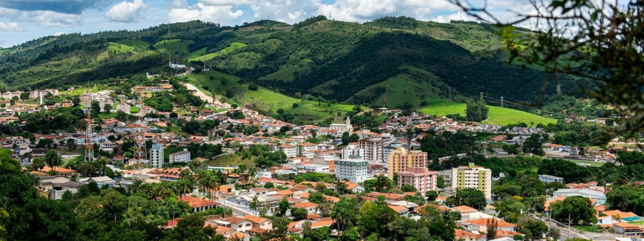 Vista panorâmica da cidade de Lindóia, com as montanhas ao fundo compondo uma paisagem majestosa