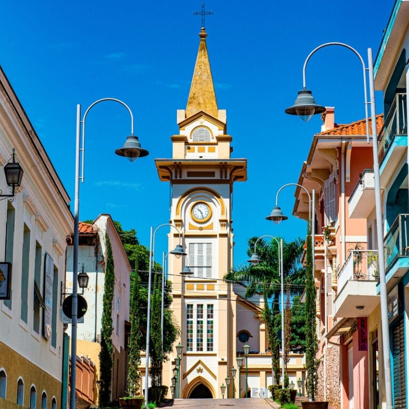 Parte do centro histórico de Socorro, com sua catedral ao fundo, em um cenário acolhedor e cultural