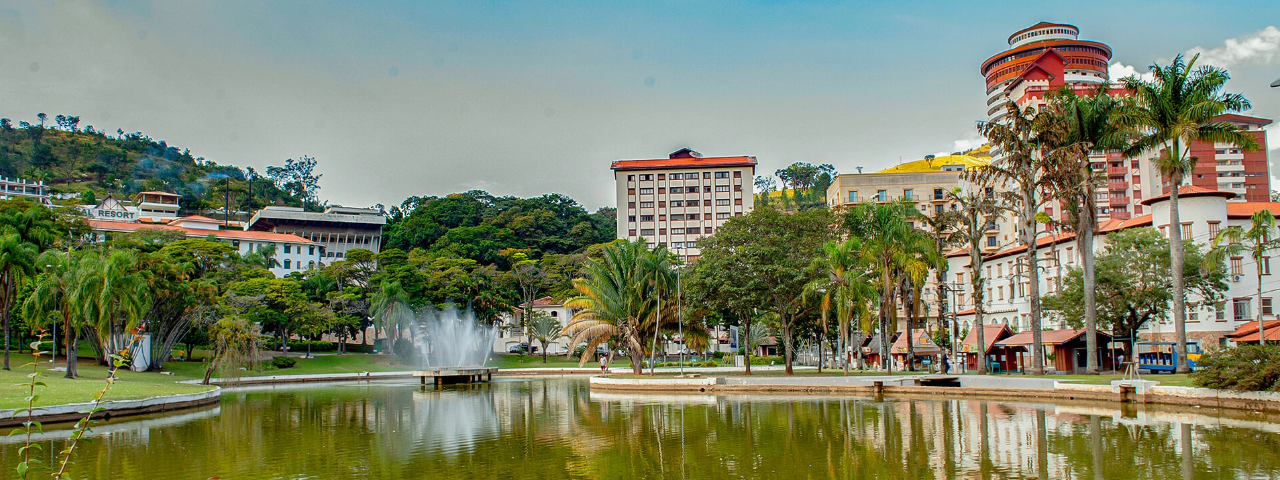Lago cercado por vegetação no centro de Águas de Lindóia, cidade conhecida por suas paisagens tranquilas
