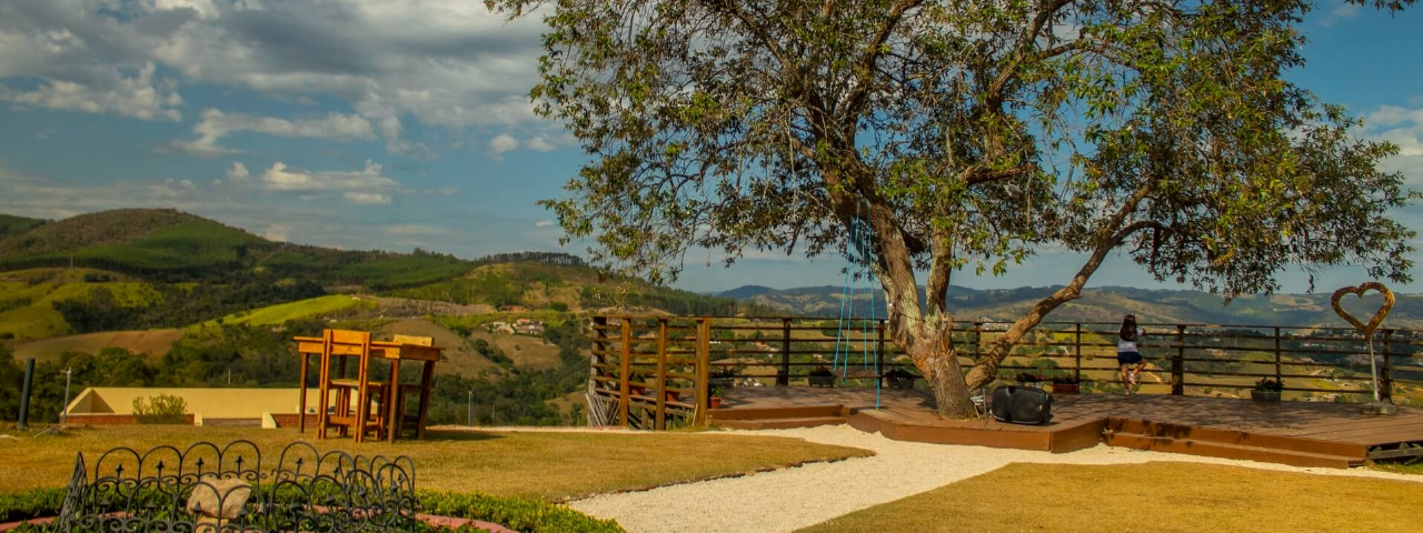 Mirante com vista panorâmica para as montanhas de Amparo, um dos pontos mais bonitos da região