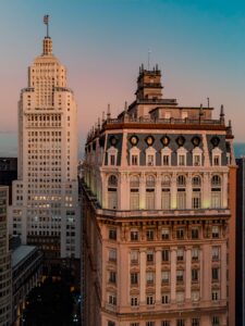 imagem mostra os edifícios Martinelli e Farol Santander atrás