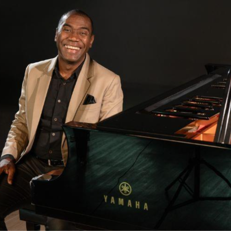 Pianista Hercules Gomes durante uma apresentação, celebrando a música afro-brasileira