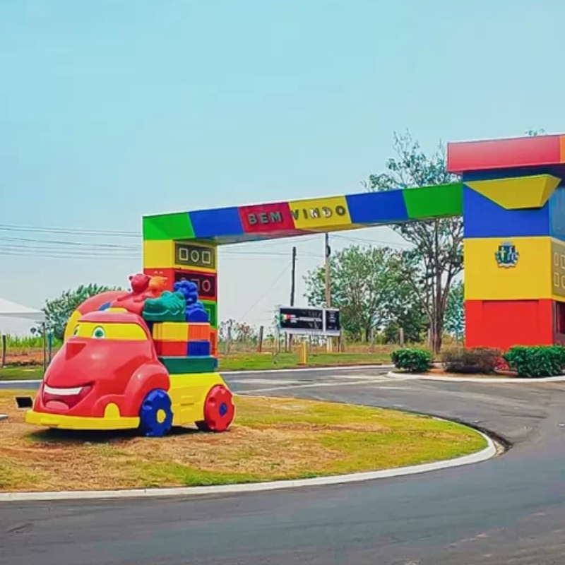 Portal de entrada de Laranjal Paulista com um carrinho de brinquedo gigante decorativo