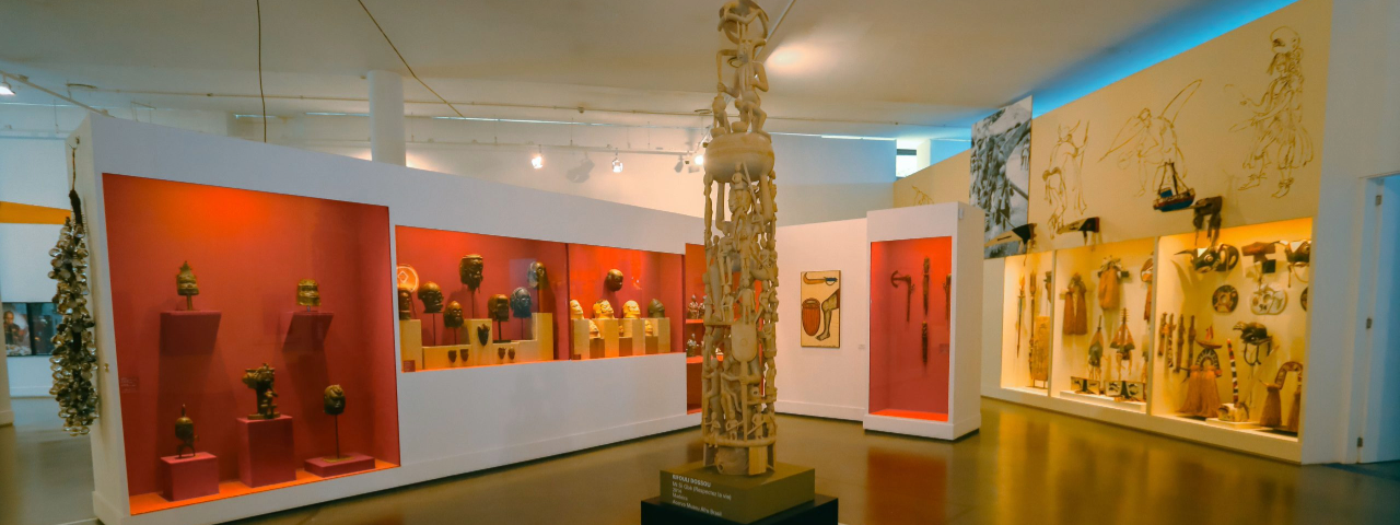 Exposição afro-brasileira no Museu Afro-Brasil, com obras que celebram a cultura e a história negra no Brasil