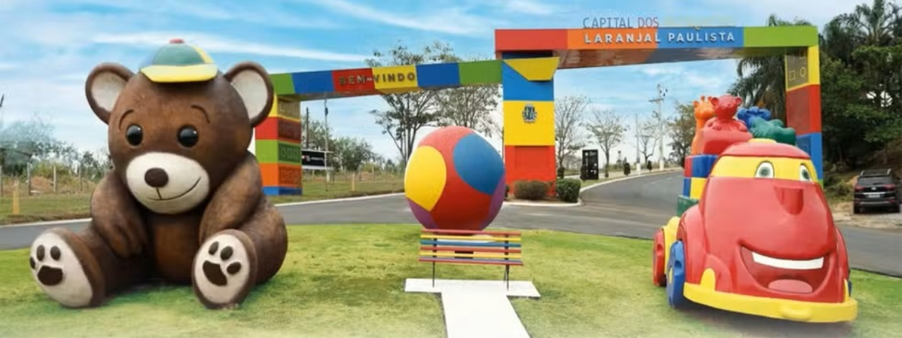 Portal de entrada da cidade de Laranjal Paulista, decorado com brinquedos gigantes que homenageiam a indústria local