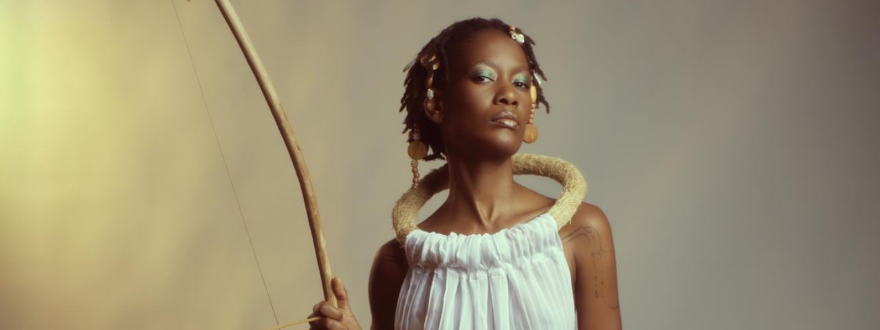 Cantora e artista Lenna Bahule em performance, trazendo ritmos e tradições da cultura africana