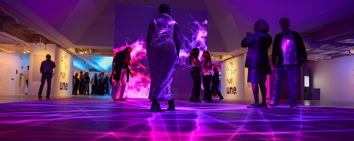 Trecho da exposição "O que nos une", com foco em elementos que representam conexões humanas