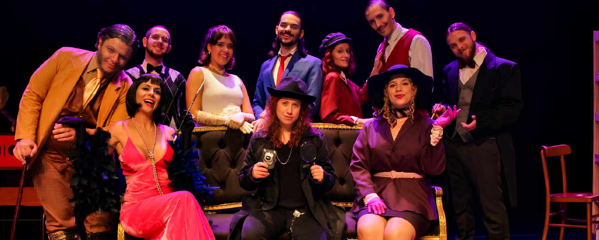 Elenco reunido da peça "Coronel Mostarda", apresentando uma comédia de mistério