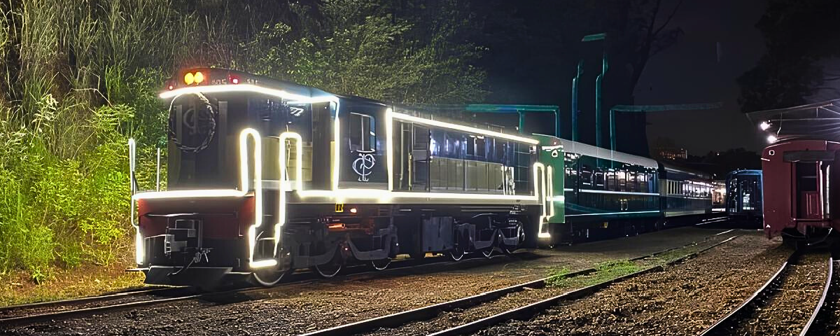 Maria Fumaça iluminada para o Natal, com luzes decorativas e detalhes natalinos