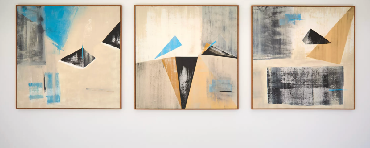 Obras da exposição de Oskar Metsavaht, com elementos que exploram sustentabilidade e arte contemporânea