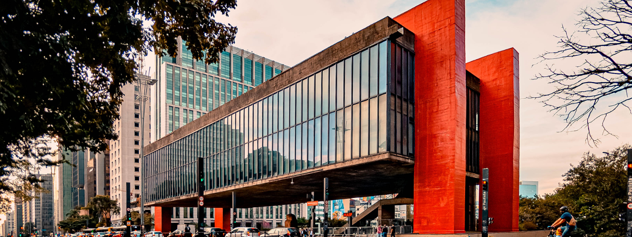 Prédio do MASP (Museu de Arte de São Paulo) na Avenida Paulista, com sua arquitetura icônica em concreto suspenso sobre pilares vermelhos