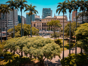 imagem mostra lateral do Theatro Municipal de São Paulo com área verde ao redor