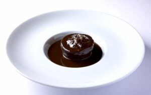 imagem mostra prato de bolo com tâmaras