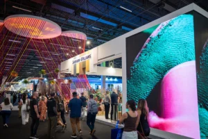 imagem mostra público em corredor de feira