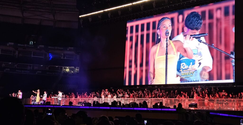 banda chuwi durante apresentacao