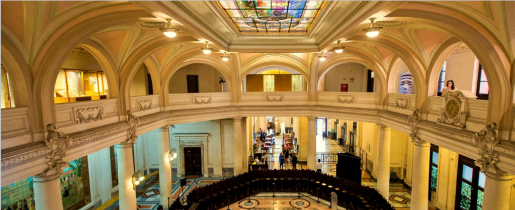 imagem mostra a parte interna do museu do cafe