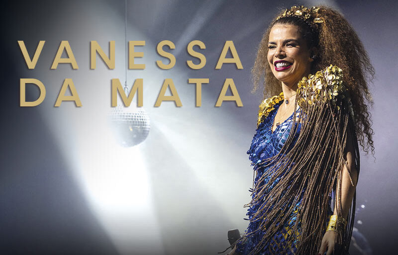 foto cantora Vanessa da Mata em pé com roupa azul e dourada