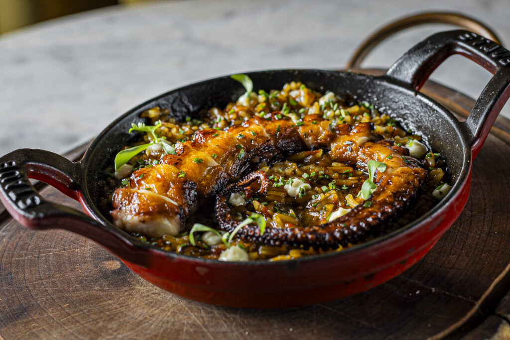 imagem mostra um prato de arroz com plovo