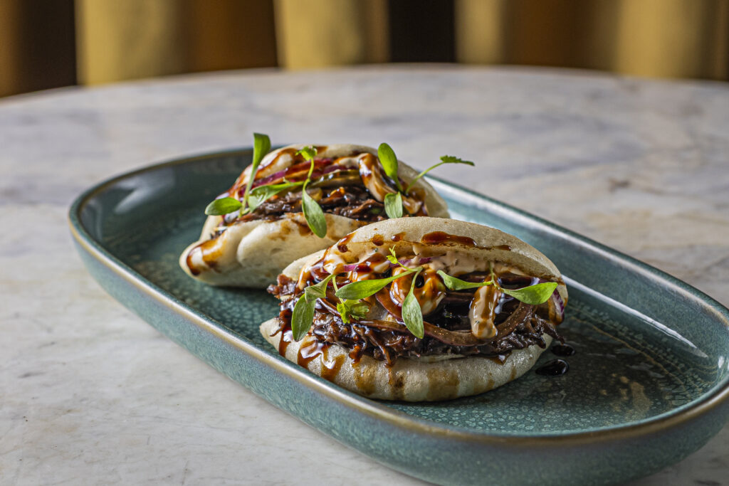 imagem mostra dois sanduiches em um prato 