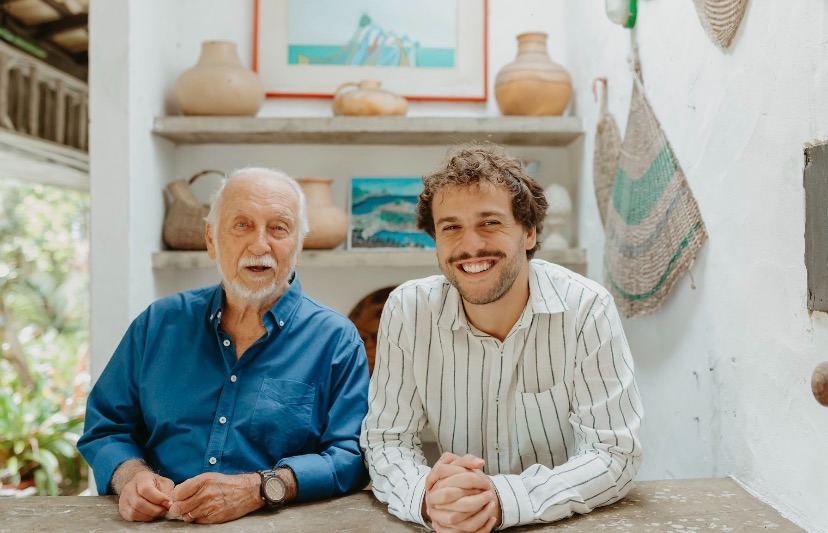foto mostra dois homens , um senhor e outro mais jovem