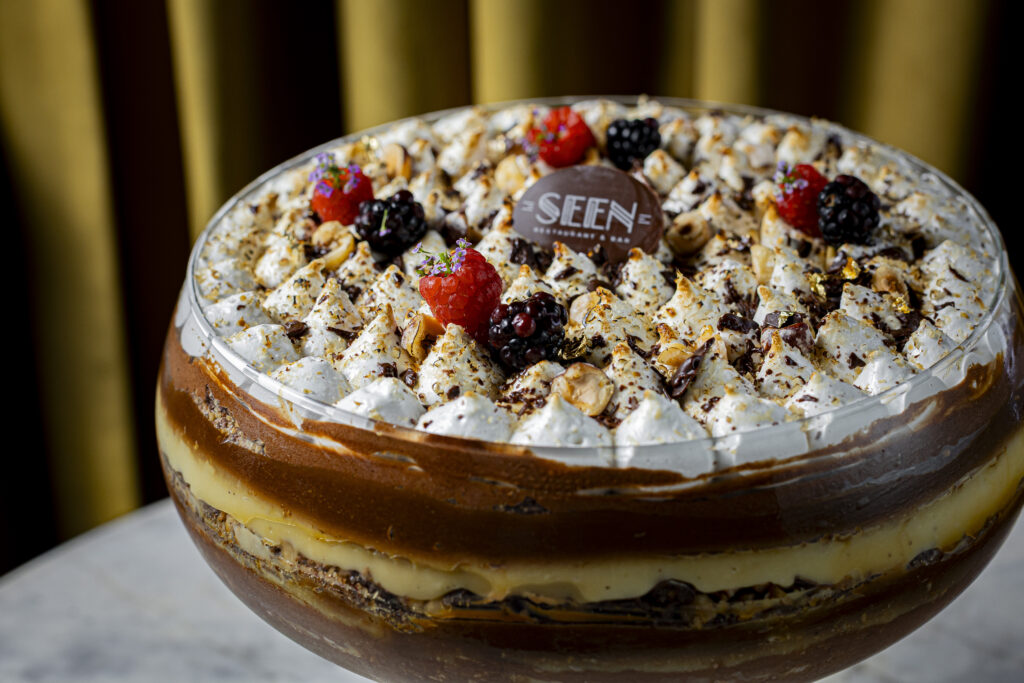 imagem mostra taca grande com sobremesa de chocolate e frutas